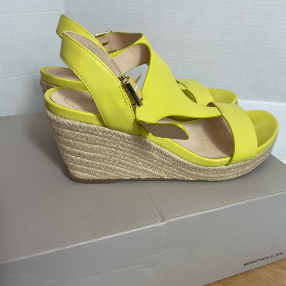Kenneth Cole Women's Yellow T-strap Wedge Sandal Sz 7.5 - Picture 3 of 8